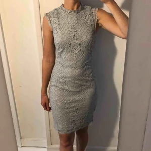  - Superfin ljusblå spetsklänning från H&M med öppen rygg.