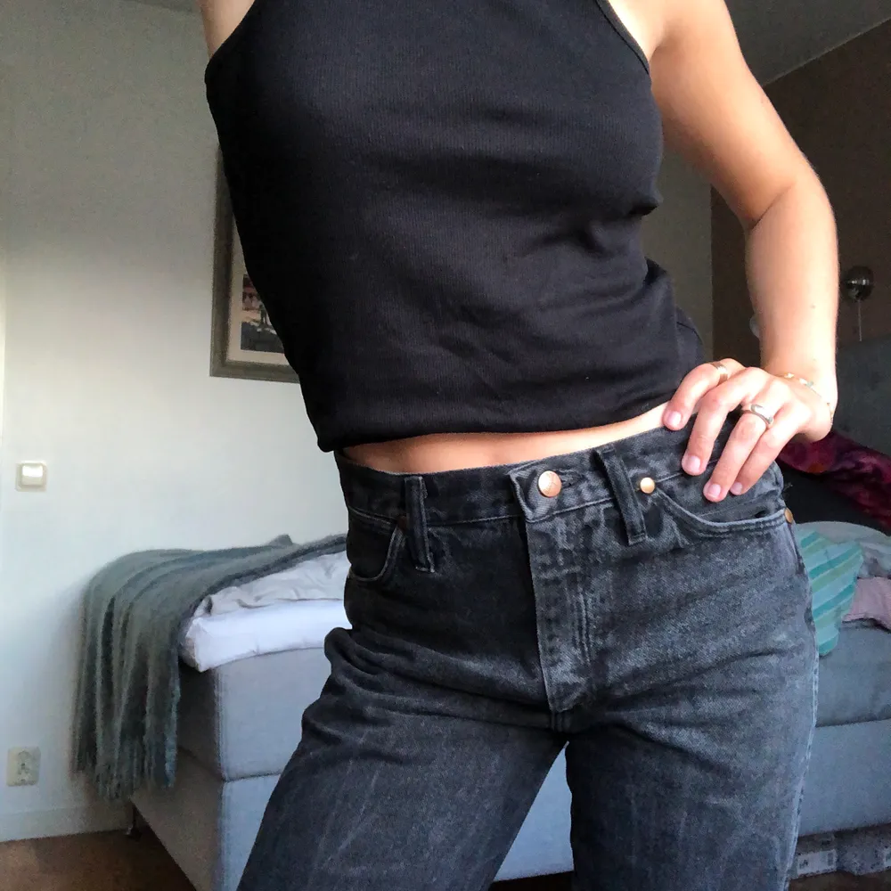 Säljer ett par Wrangler-jeans som passar bäst till waist 26-27! De är sparsamt använda och är lite fransiga nedtill (vilket är modellen på dem). Jag är 162 cm för referens! Köpare står för frakten :). Jeans & Byxor.