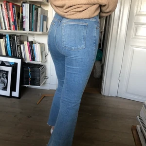 Blåa jeans ifrån Zara - Säljer ett par ljus blå jeans ifrån zara som är i mycket bra skick. Är i storlek 40 men passar på 38/36 då de är små i storleken samt insydda i midjan. Då de är insydda så funkar det mkt väl för de med bredare höfter än midja.