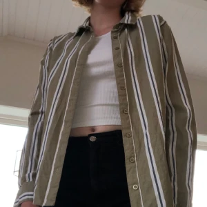 Bik bok skjorta - Randig skjorta från Bik bok som är använd några fåtal gånger. Priset är exklusive frakt. Kan även mötas upp i Uppsala!💚