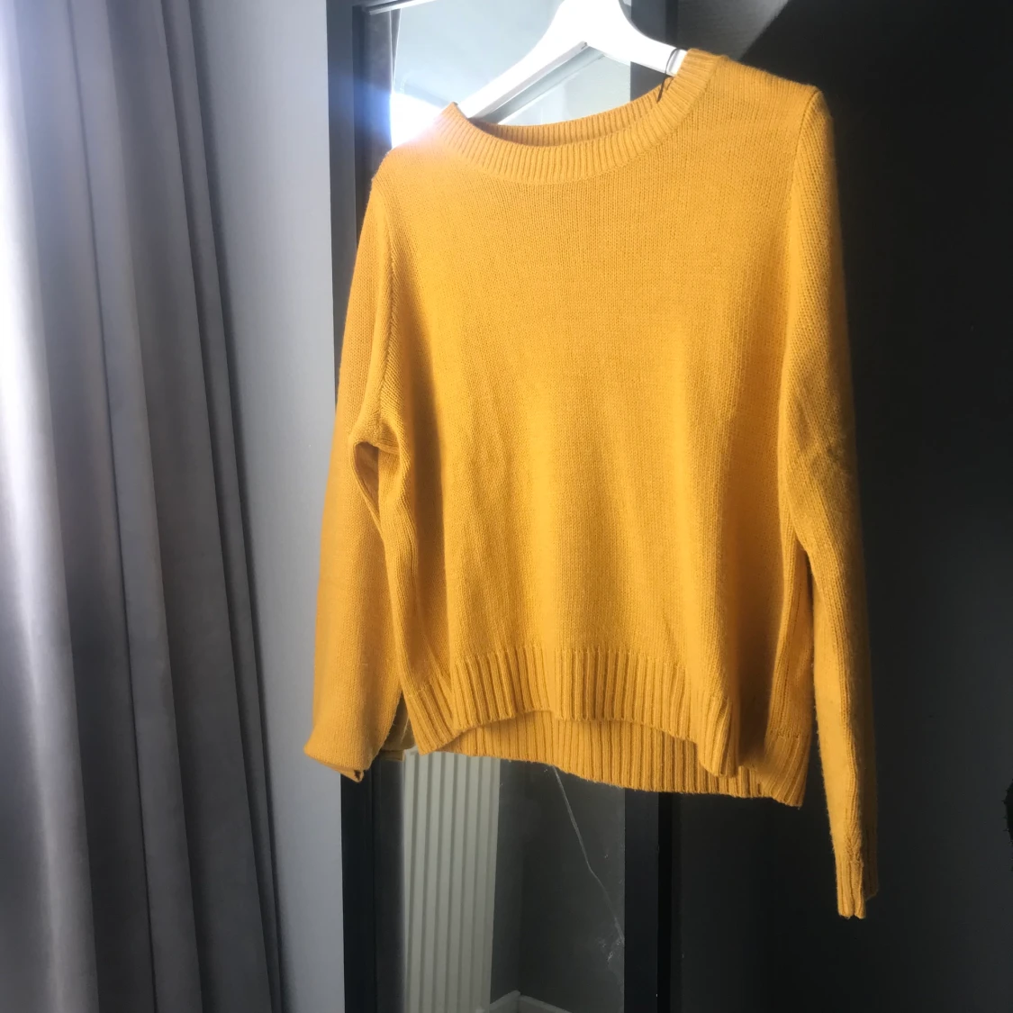 Senapsgul stickad tröja 