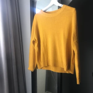 Senapsgul stickad tröja  - Senapsgul stickad tröja från hm. Använd 1 gång i storlek m🌻