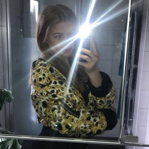 Moschino bomberjacka - Säljer denna SJUKT snygga bomberjacka från hm x moschino, modellen är sjukt snygg och trycket är unikt. Den är tjockare än en vanlig bomberjacka men väldigt luftig så den passar i många väder, strl. S. Fler bilder kan skickas. Kom med förslag på pris! 