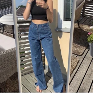 Boohoo jeans - Ett par assnygga boohoo jeans med slits som endast är testade! Köpte här på Plick men de är tyvärr för långa för mig som är 165cm💕❤️ frakt-66