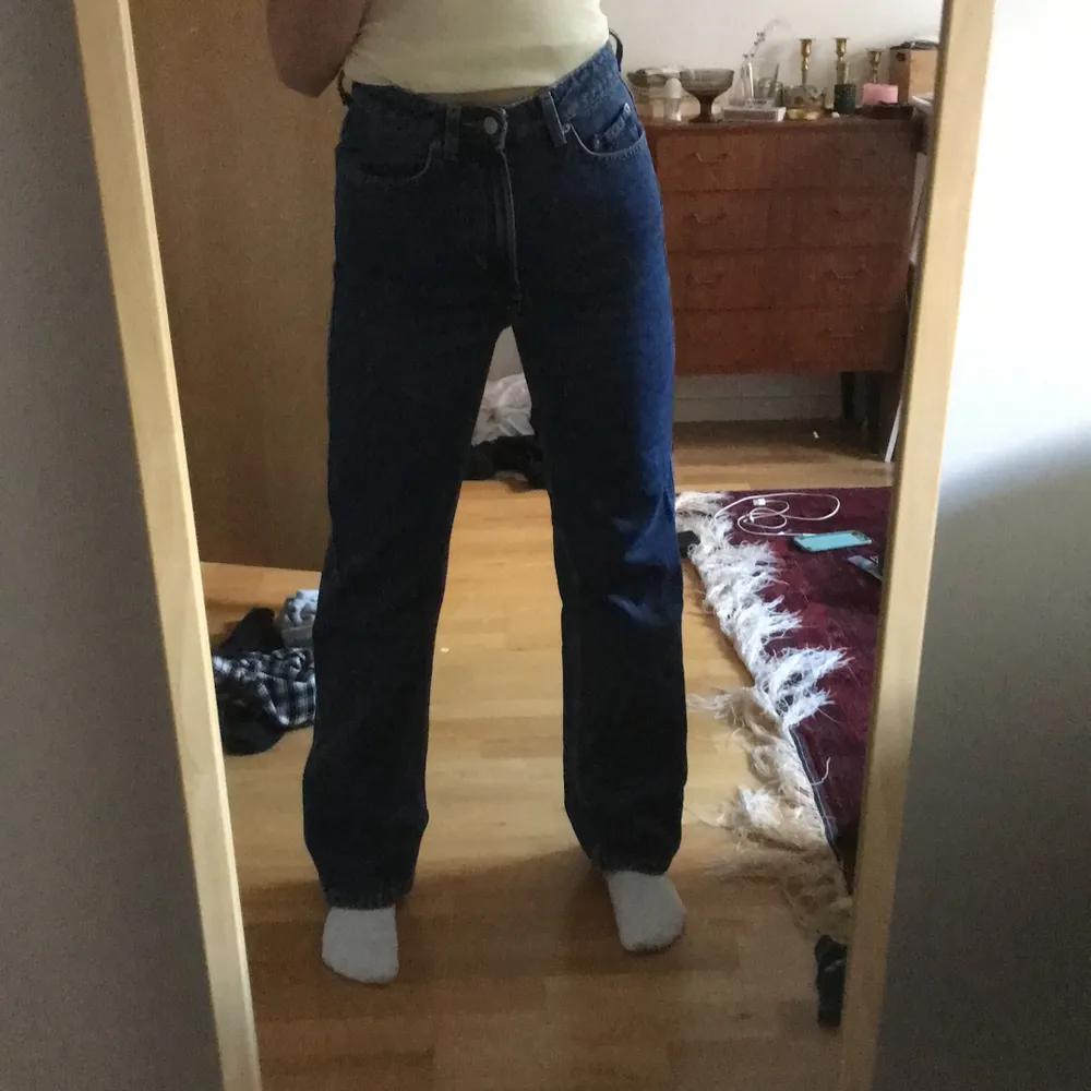 25/30 på dessa härliga jeans! Säljer då de är lite små för mig! . Jeans & Byxor.