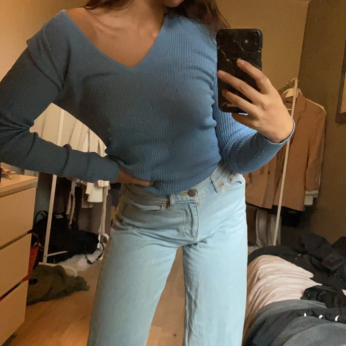 Blå V-ringad stickad tröja 