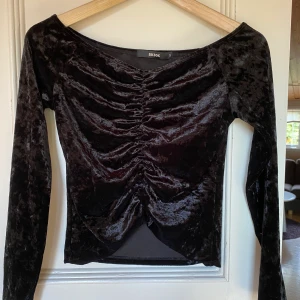 Offshoulder - Svart offshoulder tröja i sammet. Strl S och använd fåtal gånger. Säljer för 70 kr + frakt