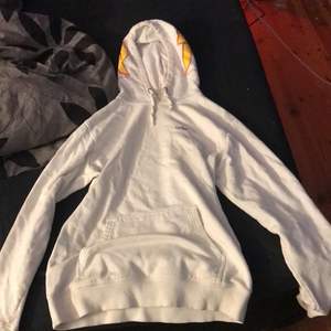En vit hoodie i sammarbetet mellan Vans och Trasher 😍 as skön och snygg, storleken är XS men den känns mer som en S/kanske M