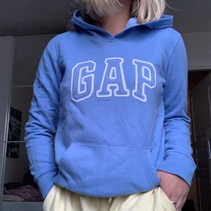 Ljusblå hoodie - Ljusblå hoodie från Gap! Sällan använd. Frakt ingår 📦 