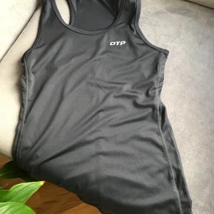 Träningslinne grå i storlek S - Säljer min grå träningslinne i storlek S. Säljer pga flytt och darav garderobrensning. Vid köp av flera saker paketpris kan ordnas! Finns i Upplands Väsby annars kan skickas, då köparen står för porto. 