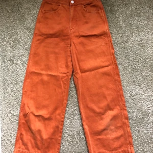 Jeans Weekday - Oranga/koppar färgade jeans från Weekday i storlek 34. Byxorna är högmidjade och har vida ben som slutar vid anklarna. Pris kan diskuteras vid snabb affär. Med frakt tillkommer 63kr. 