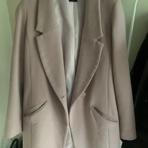 Kappa från oasis - Gammelrosa kappa som är använd ett fåtal gånger men är i bra skick. Bilder kan skickas privat.