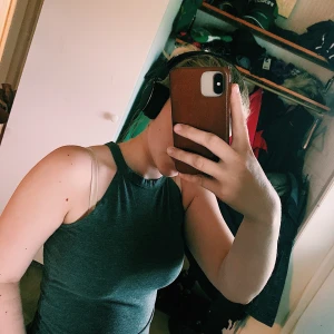 Mörkgrått linne från GinaTricot - Fint skick, väldigt skönt tyg. Frakt tillkommer.