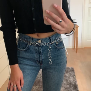 Skärp/kedja stjärnor - Säljer det här skärpet/kedjan med stjärnor från Brandy Melville. Köpt i USA för typ ett år sen för ca 15 dollar. Supersnyggt men kommer inte till användning💛🧡💜  går att justera så det passar alla storlekar!! 