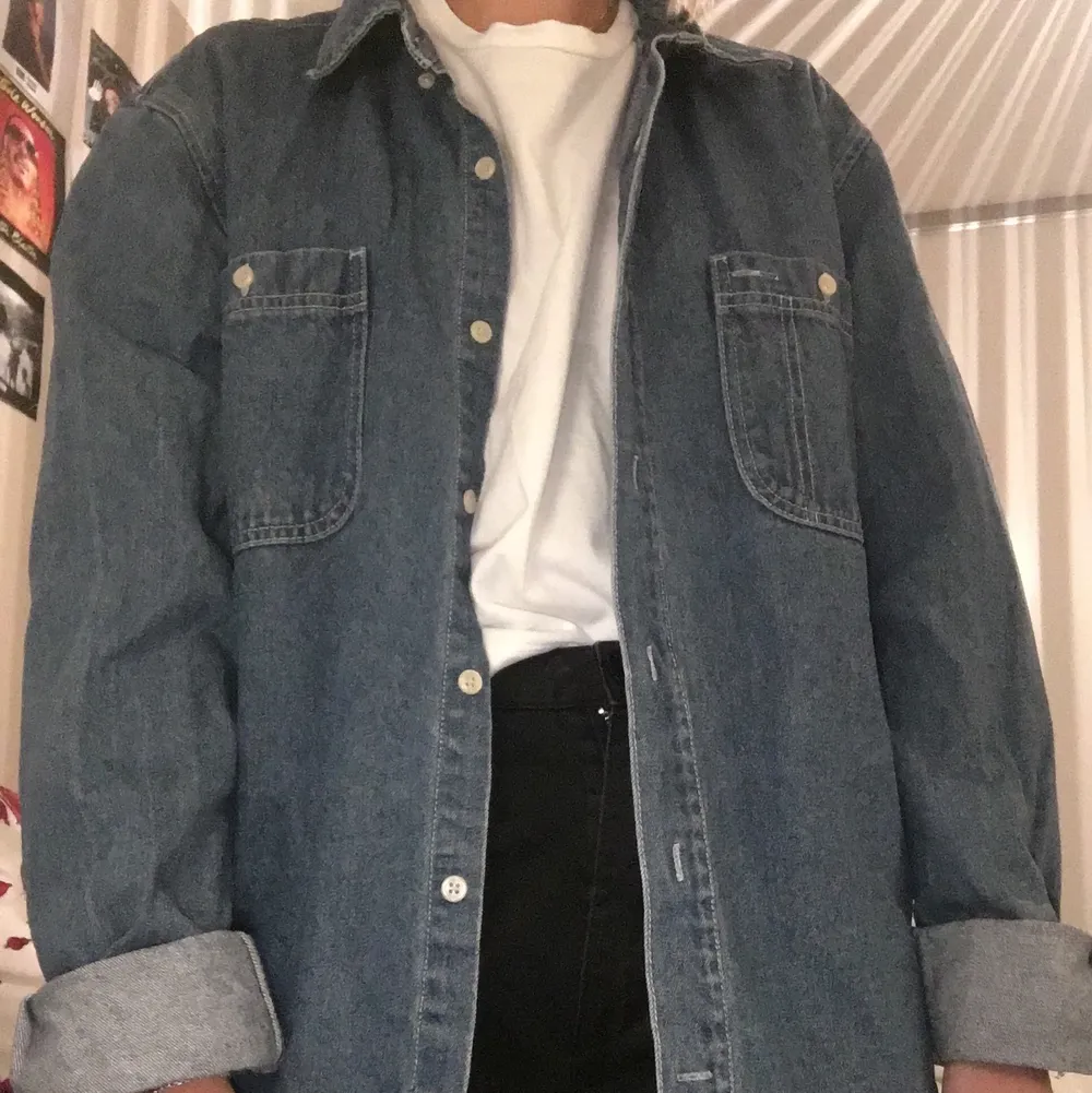 Snygg jeansskjorta som är köpt second hand nyligen!🤩 väldigt oversized - storlek L. Möts upp i Stockholm eller fraktar (köpare står för frakt - 60kr)💓  . Skjortor.