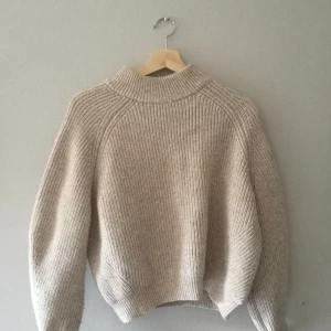 Beige tröja perfekt till hösten  - Stickad tröja från HMs hållbara kollektion. Perfekt höst tröja🍁