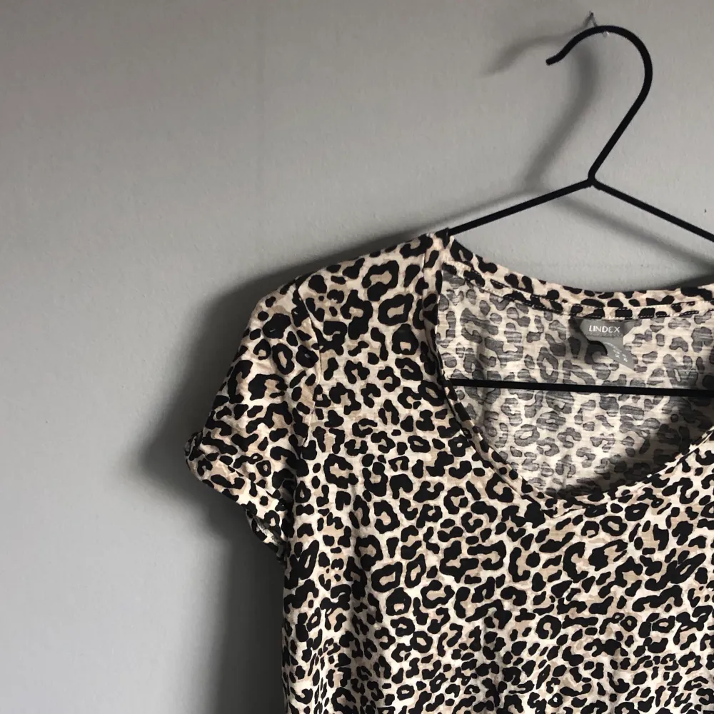 Säljer denna söta leopard-t-shirten från Lindex. Använd fåtal ggr och i princip nyskick. Säljer pga inte min stil längre!!! Tröjan är i storlek XS🐆✨⚡️. T-shirts.
