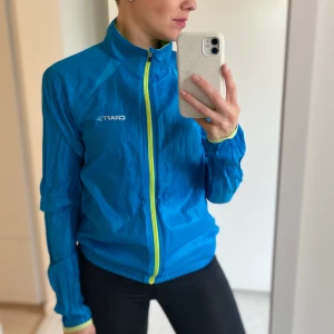 Träningströja - Träningströja i lätt och tunt tyg, knappt använd! 😊 Frakt 44kr. 