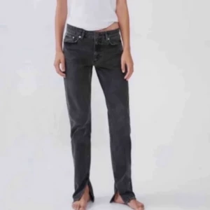 Söker jeans från zara - Söker dessa jeans från zara helst dem blåa men dem svarta funka också 💖💖 36 eller 38 