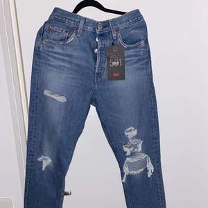 Levi’s jeans i strl 28 aldrig använda med alla etiketter kvar nypris 1400kr säljes för 700