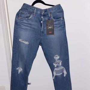 Levi’s Jeans i strl 28 - Levi’s jeans i strl 28 aldrig använda med alla etiketter kvar nypris 1400kr säljes för 700