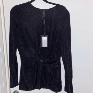 Tröja med glitter Missguided strl M - Tröja aldrig använd ord pris 400kr från Missguided storlek M men passar S också.