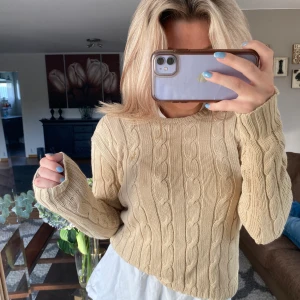 Ralph luren stickad - Säljer min beigea Ralph luren stickade som är väldigt svår att få tag i💕💕 super snygg att ha över en oversize T-shirt!! Storlek XS Men är som S
