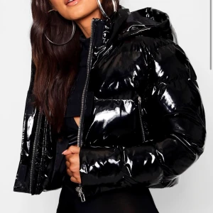 Jacka  - Super fina jacka som aldrig har kommit till användning.           Kort modell 