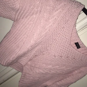  - Stickad ljusrosa mysig tröja som visar lite utav magen.