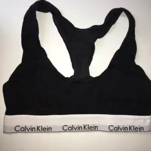 En Calvin Klein sport BH med bra material, knappt använd. Funkar till te.x träning/gym, vardagsanvändning etc. Pris: 189 kr+frakt (22kr)