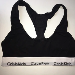 Calvin Klein sport BH/topp - En Calvin Klein sport BH med bra material, knappt använd. Funkar till te.x träning/gym, vardagsanvändning etc. Pris: 189 kr+frakt (22kr)