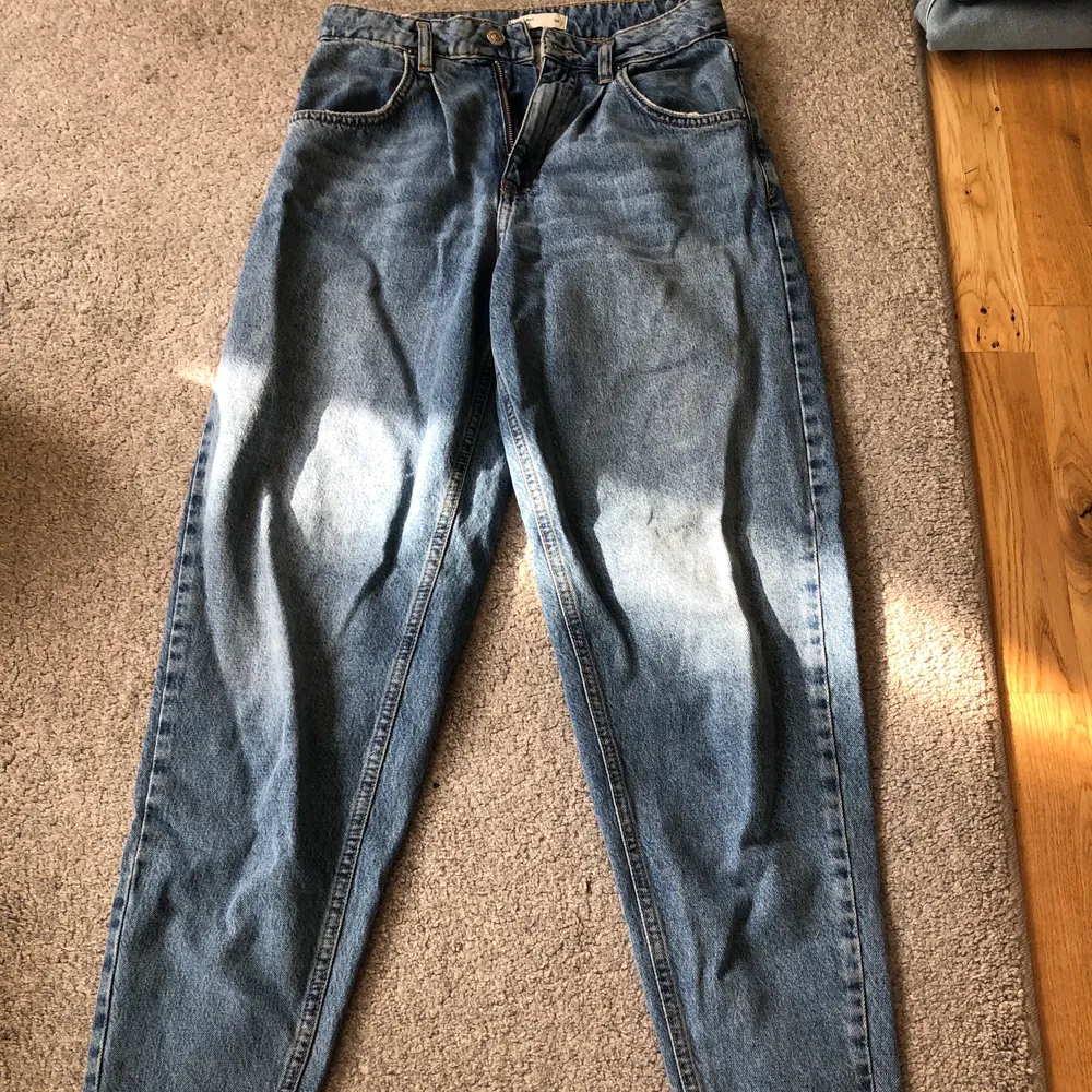 Mom jeans från Gina som är använda en gång men tyver inget för mig, går in lite vid slutet altså inte helt utsläpta . Jeans & Byxor.