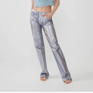 Intressekoll silver byxor  - Intressekoll på dessa. Lite urtvättade men de är fortfarande silvriga och sitter som en smäck. Passar både 36 och 38💕