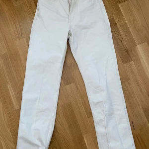 Beiga rowe jeans weekday - Storlek W27 L32. Aldrig kunnat använda de för att de är lite för små för mig (köpte de när omklädningsrummen var stängda och sen var det för sent för att byta). Frakt ingår inte