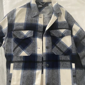 Rutig jacka från zara - Super fin rutig jacka från zara i storleken s.