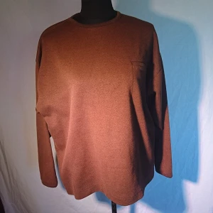 Mysig tröja - Brun mysig tröja med liten ficka fram