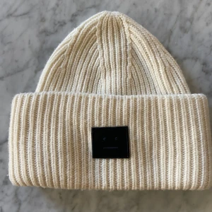 Acne Studios vit mössa - En jättefin Acne Studios mössa som är knappt använd. Nypris 1100kr. Köpare betalar för frakt, 63kr. 