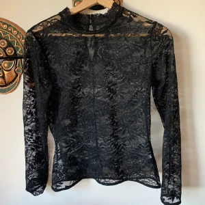 Spets top - Super fin spets tröja. Passar fint med bralette eller under en tshirt. Säljer då den aldrig kommit till användning💕  Frakt tillkommer men kan även mötas upp i Stockholm 