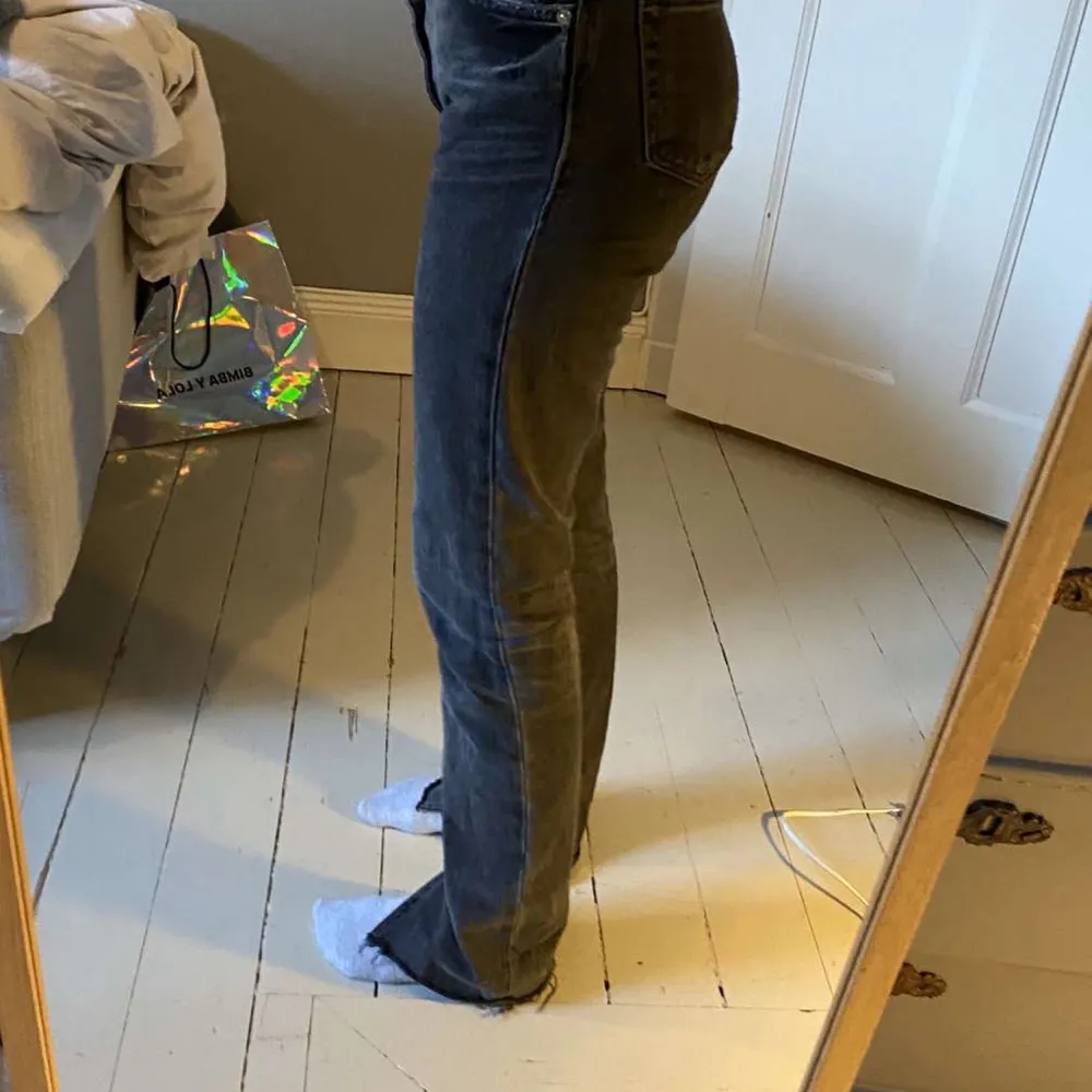 De eftertraktade raka gråa zara jeansen! Har dock klippt av dom ganska mycket för jag är kort😋bud från 300kr kostar 399kr i butik . Jeans & Byxor.