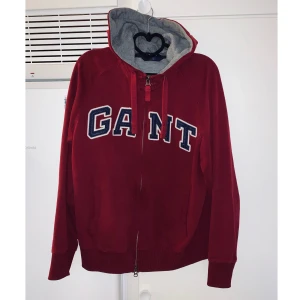 Gant kofta - Gant kofta, str M, i fint skick.   Kolla gärna in mina andra inlägg, Vi intresse av fler varor så fixar jag ett bra paketpris!