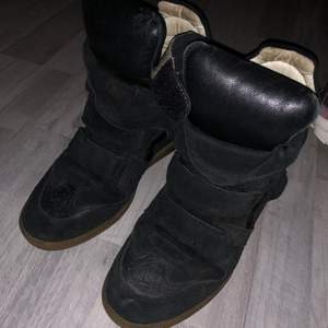 Svarta Isabel marant skor i storlek 40, passar som som även har 39(jag har det)! Jag har ingen kartong eller dust bag tyvärr, därmed går jag ner i pris! Är hela men ändå i använt skick.