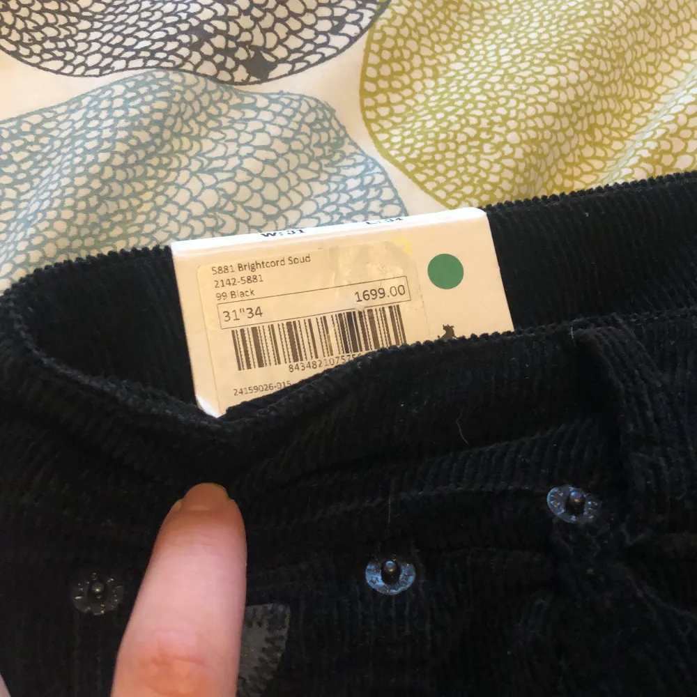 Helt nya lois jeans ! Köpte de för ett tag sen och glömde helt bort i garderoben och nu gillar inte jag de längre och det känns sp onödigt att kasta bort ett par bra jeans!. Jeans & Byxor.