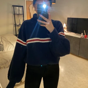 Stickad tröja med ballongärm - Marinblå stickad tröja med detalj, ballongärmar och krage. Nästintill oanvänd. Märke: Mango, storlek: M. Buda i kommentarerna eller skriv till mig privat! Frakt tillkommer om mötas inte är möjligt!  