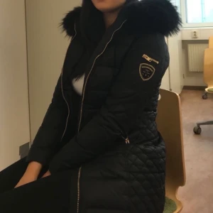 Rock and blue jacka - Storlek 36. Lång modell, äkta svart päls. Små hål på sidan av jackan som jag täckt över med lagnings lappar. Men som inte syns på längre håll. (Sista bilden) Dragkedjan är inte trasig men krånglar lite men det går att fixa för under hundralappen hos en skräddare/kemtvätt. Skriv för fler bilder✨