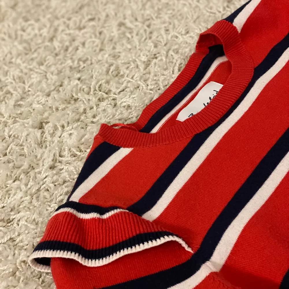 Röd, blå, vit randig tröja med volanger på axlarna. Använd typ en gång. Tröjor & Koftor.