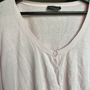 Supersöt Cardigan. - Lite tunnare cardigan, köpt på second hand. Strl lite oklart men rätt stor, passar M/L. 60kr+frakt. Färg: Ljusrosa, färgen framhävs inte riktigt på bild.