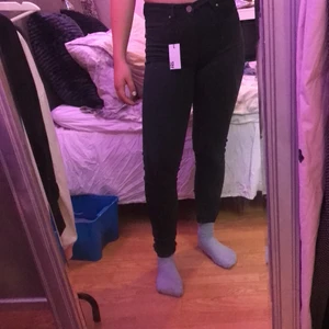 Jeans - Detta är ett par tajta svarta Jens i storlek M. Köpt från lager 157, dock försmå för mig men för stora i längden på benen. Pris 100kr ( kan diskuteras) exlusive frakt.❤️🦋✨
