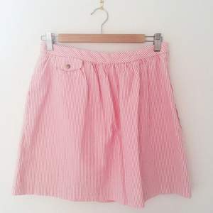 Randig kjol från BDG. Märkt som storlek 8, motsvarande 38/S. Gömda fickor på båda sidor och en liten mitt fram. Knappt använd.