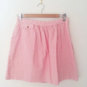  - Randig kjol från BDG. Märkt som storlek 8, motsvarande 38/S. Gömda fickor på båda sidor och en liten mitt fram. Knappt använd.