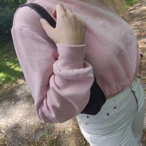 En ljusrosa croppad sweatshirt i storlek S-M. Fraktkostnad på 59kr tillkommer. ✨